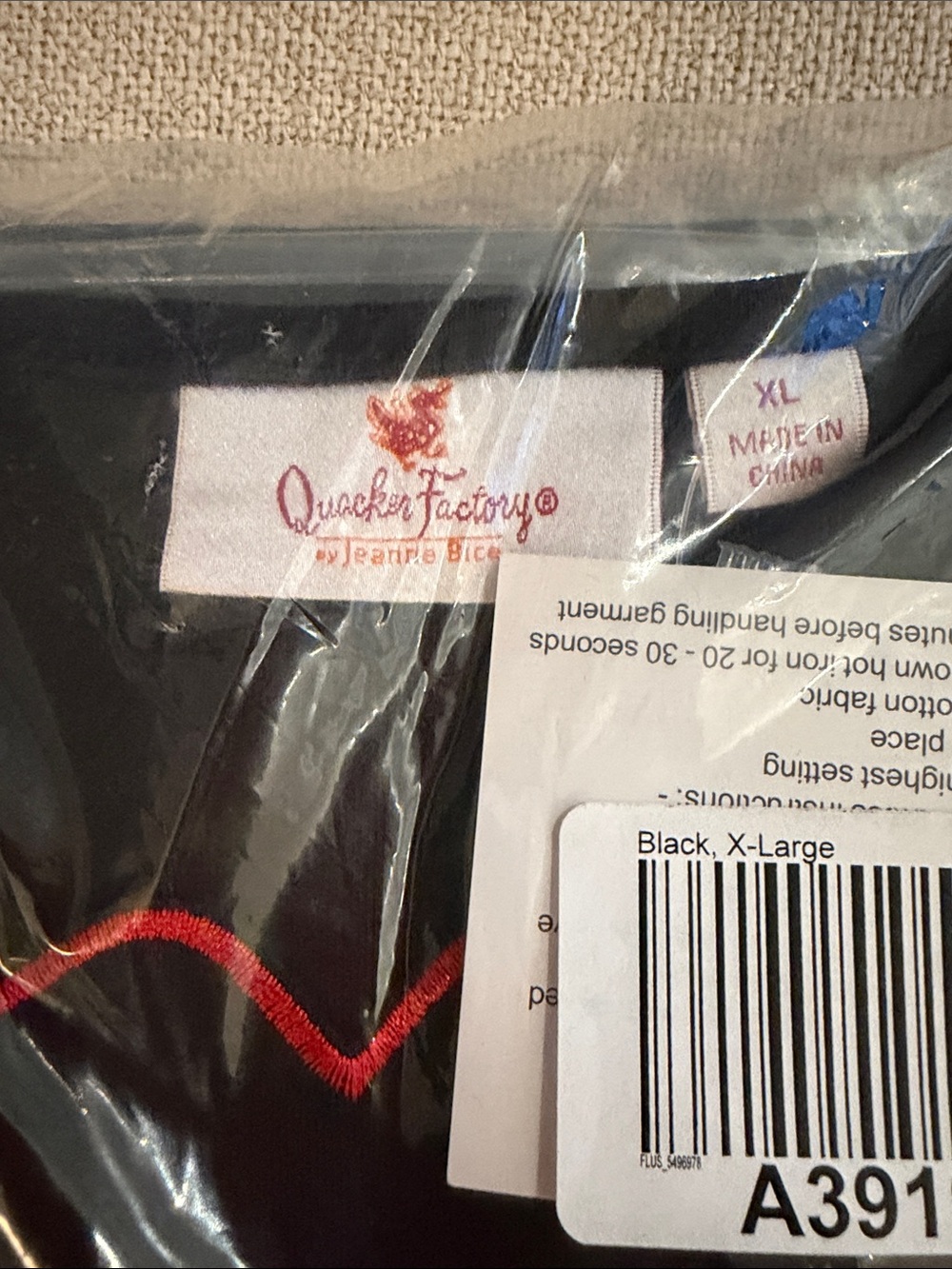 Quacker Factory Black Top with Red Scalloped Trim Heart Design Size XL - Picture 2 of 6